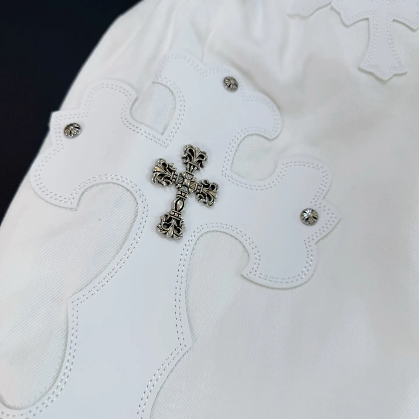 P300 Style number: D297 Chrome Hearts White Ox King Size: 28, 30, 32, 34 (S-XL) Color: White Size reference: Pants length 100 102 104 106 106 Waist 72 76 80 84 88 Recommended weight S (about 110 pounds) M (about 120 pounds) L (about 140 pounds) XL (around 165)